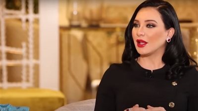 سلاف فواخرجي: بشار الأسد ليس طاغية واتعرض عليا فلوس من جهات لتغيير رأيي