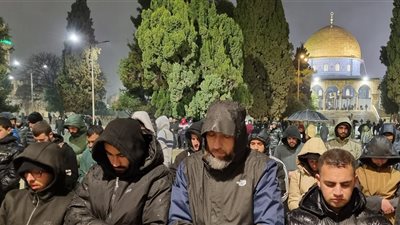 رغم الحصار والبرد.. الليلة الوترية الأولى من الأقصى