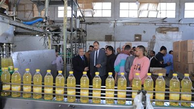 ينتج 5000 طن زيت و300 طن أعلاف شهريا.. محافظ سوهاج يتفقد مجمع النيل للزيوت