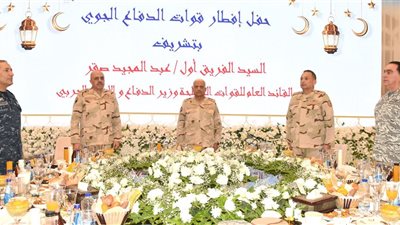وزير الدفاع يشارك مقاتلي قوات الدفاع الجوي تناول وجبة الإفطار
