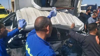 إنقاذ مصاب بعد حبسه داخل كبينة سيارة بحادث تصادم في البحر الأحمر
