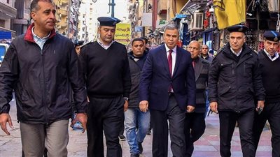 جولة مفاجئة لمحافظ الإسكندرية بشارع خالد بن الوليد (صور)