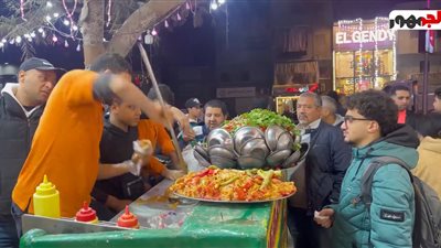 في الشارع وعلى عربية الفول.. سحور مصر طعم تاني (فيديو)