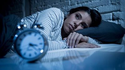 أخصائي نفسي يوضح سبب تراكم الذكريات المؤلمة بالعقل قبل النوم (خاص)