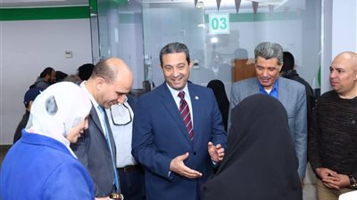محافظ دمياط يتابع الاستعداد لصرف المعاشات بمركز الخدمات البريدية
