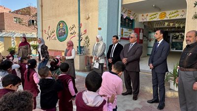 وكيل تعليم الفيوم يمنح مكافأة مالية لإدارة مدرسة لتميزهم فى طابور الصباح