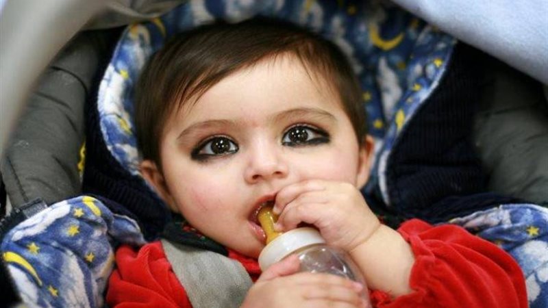 أضرار استخدام الكحل في عين الأطفال