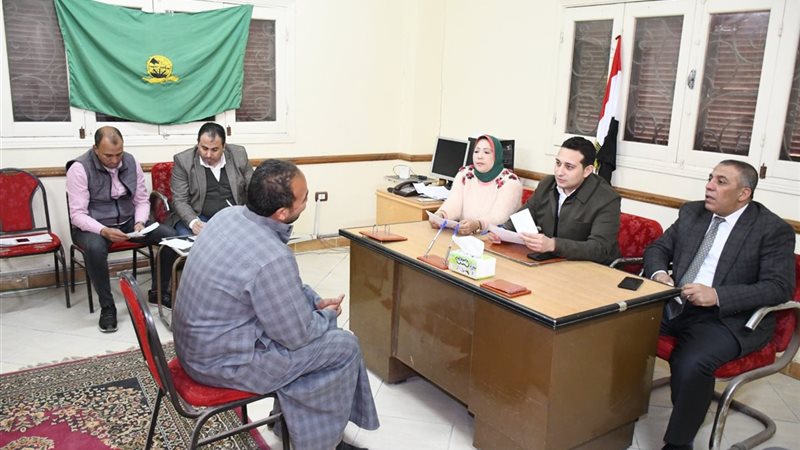 نائب محافظ الفيوم أثناء اللقاء
