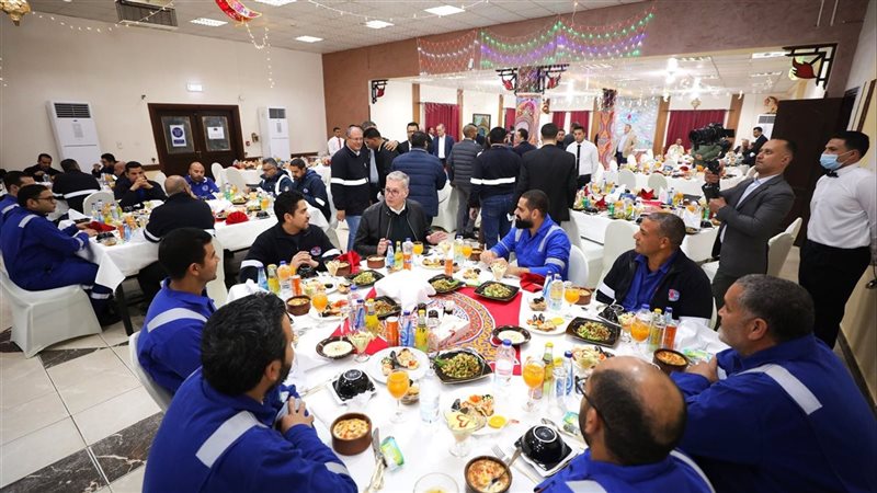 وزير البترول خلال إفطاره مع العاملين بالحقول الغربية