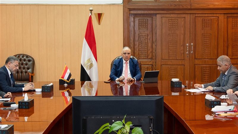 وزير الري خلال الاجتماع  
