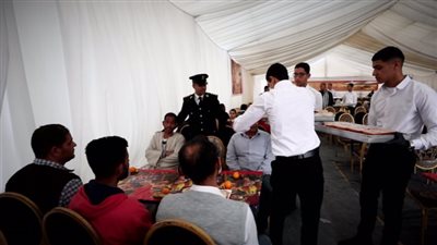 وزارة الداخلية تواصل توزيع وجبات إفطار على الصائمين