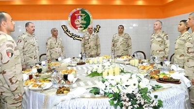 رئيس الأركان يشارك عددا من مقاتلى قوات حرس الحدود والمدرعات وجبة الإفطار