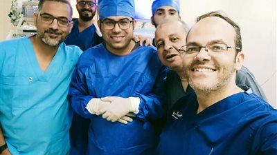 فريق طبي يجري جراحة دقيقة بالأذن لفلسطيني اصيب بشظايا في غزة (صور)