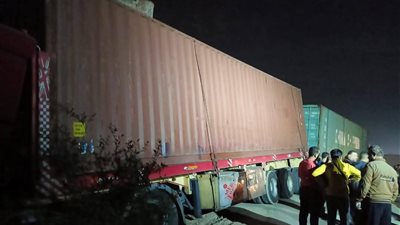 بسبب السرعة الزائدة.. انقلاب مقطورة عقب اصطدامها بمنزل في كفر شكر