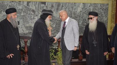 محافظ الأقصر يستقبل وفد الكنيسة الأرثوذكسية للتهنئة بعيد الفطر