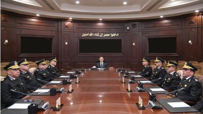 وزير الداخلية يجتمع بالقيادات الأمنية لمتابعة تأمين احتفالات عيد الفطر