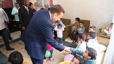 محافظ المنوفية يوزع هدايا رئيس الجمهورية على الأطفال بدور الأيتام