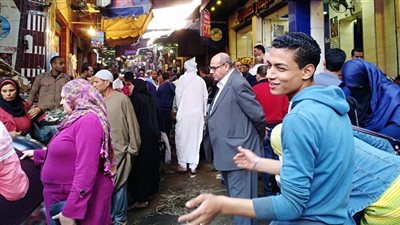زحام على محلات الرنجة والفسيخ استعدادا لعيد الفطر