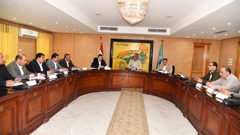 محافظ الفيوم ونائبه أثناء الاجتماع
