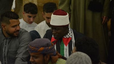 الكوفية الفلسطينية تزين الجامع الأزهر تضامنا مع غزة