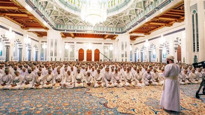 لأول مرة منذ 24 عاما.. صلاة عيد الفطر بالجامع الأكبر بسلطنة عمان (صور)
