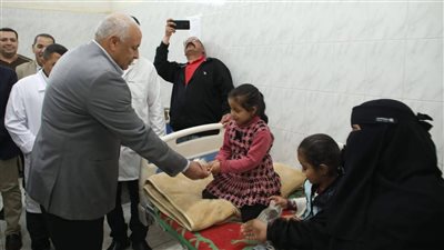 محافظ الوادي الجديد يهنئ المرضى بعيد الفطر ويوجه بتعزيز الرعاية الطبية