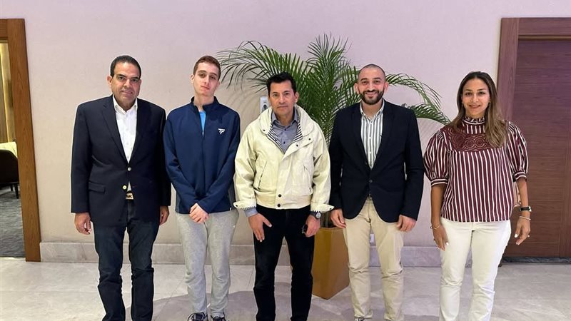 وزير الرياضة يستقبل البطل محمد زكريا 