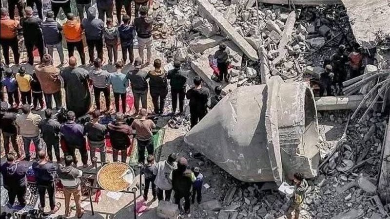 صلاة العيد وسط الأنقاض