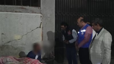 وكيل صحة سوهاج يساعد مواطن في الاطمئنان على طفلته ومرافقتها بمستشفى الحميات