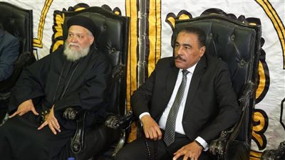محافظ مطروح يقدم العزاء في الأنبا باخوميوس