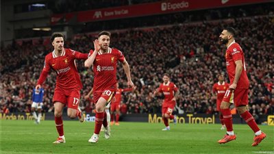 ليفربول يضرب إيفرتون بهدف جوتا في الدوري الإنجليزي ويقترب من حسم اللقب