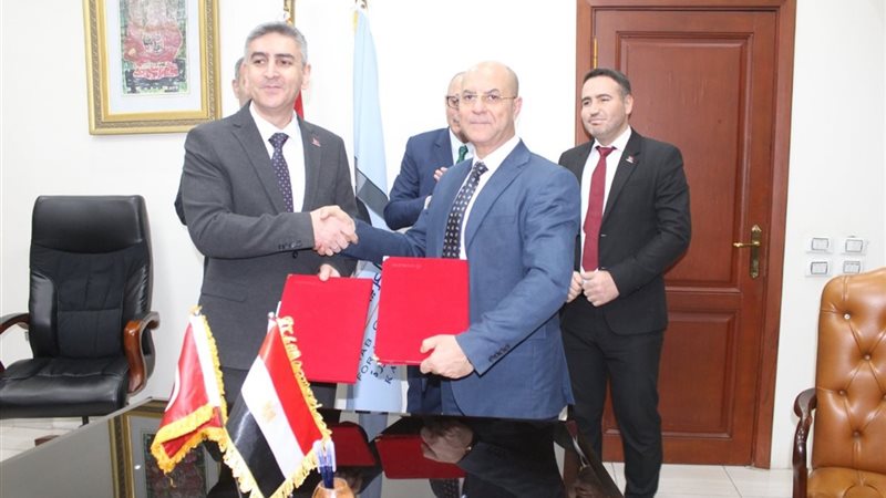 جانب من توقيع البروتوكول