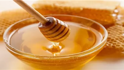 كيفية استخدام العسل كمُحلٍ طبيعي بعدة طرق مختلفة في نظامك الغذائي؟
