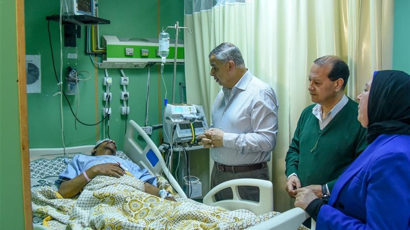 محافظ الإسكندرية يتابع الحالة الصحية لمصاب حادث انهيار عقار 
