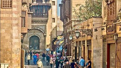 ديسمبر يعيد الحياة لمناطق القاهرة التاريخية.. إقبال كبير على زيارة شارع المعز والقلعة 