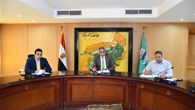 محافظ الفيوم يناقش خطة لجان استغلال أراضي الدولة المستردة