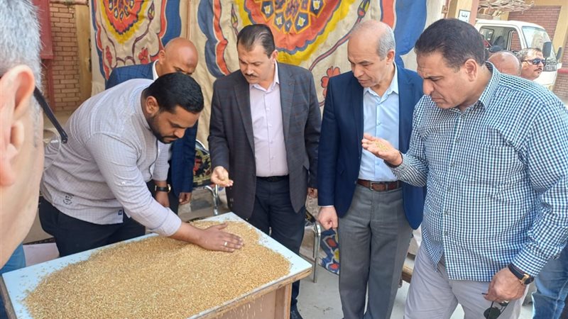 وكيل وزارة تموين الفيوم أثناء أخذ العينة 
