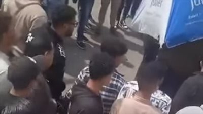 فيديو صادم.. أم تلقي بطفليها من أعلى كوبري مشاة العامرية بالإسكندرية 