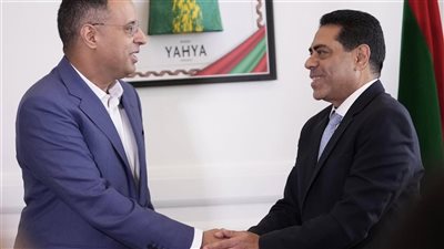 طارق قنديل يزور الاتحاد الموريتاني لكرة القدم ويهدي رئيسه علم النادي