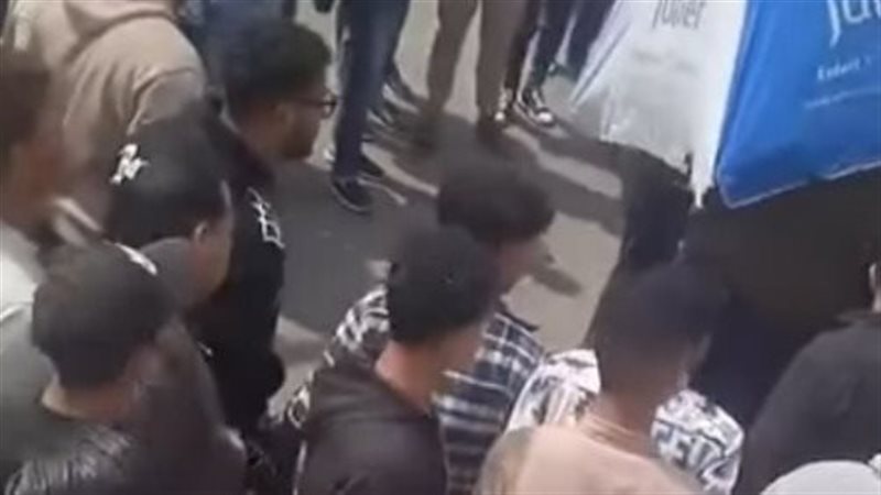 أم تلقي بأبنائها من أعلى كوبري مشاة العامرية