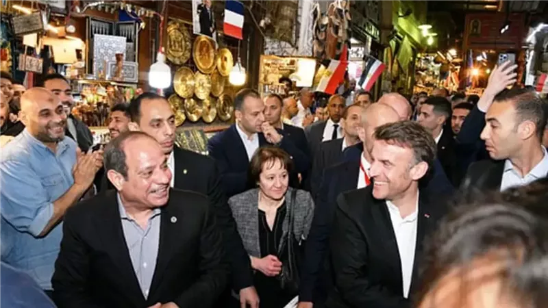 جولة الرئيس السيسي والرئيس ماكرون بخان الخليلي