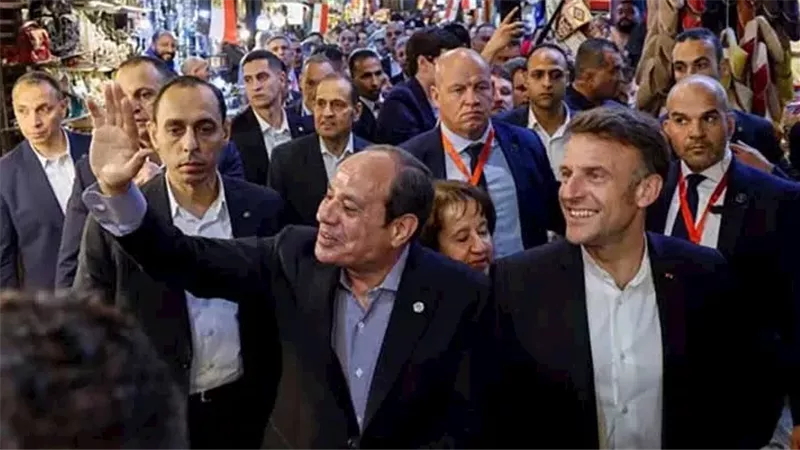 جولة الرئيس السيسي والرئيس ماكرون بخان الخليلي