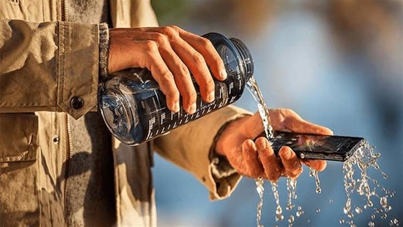 سقوط الهاتف في الماء