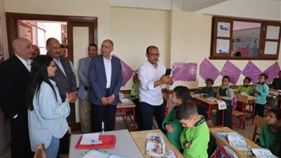 محافظ المنيا يتفقد مدرسة للتعليم الأساسي في مغاغة ويطالب الطلاب بالحفاظ عليها