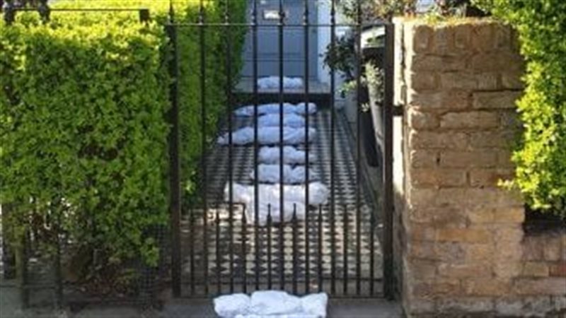 أكفان أمام منزل وزير الخارجية البريطاني 