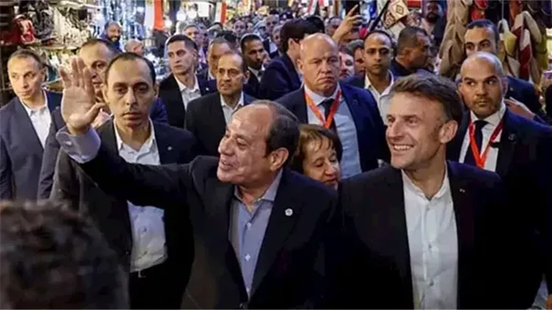 جولة الرئيس السيسي والرئيس ماكرون بخان الخليلي