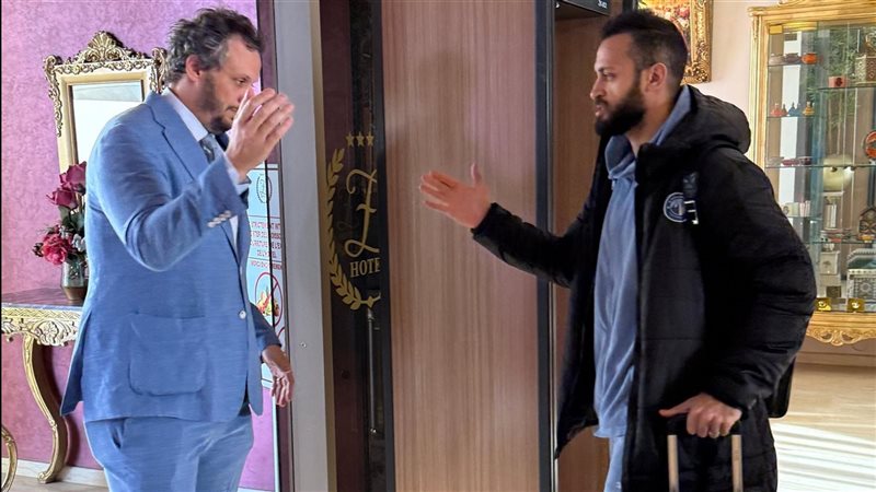 بعثة بيراميدز تغادر فندق الإقامة