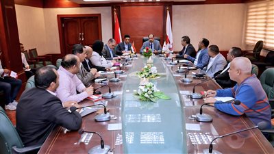محافظ سوهاج يبحث سبل زيادة عوامل الجذب السياحي والتسويق للمزارات