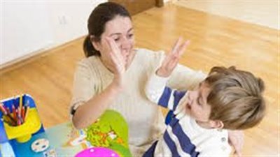 استشاري نفسي: التدليل الزائد يحول الأبناء إلى شخصيات نرجسية
