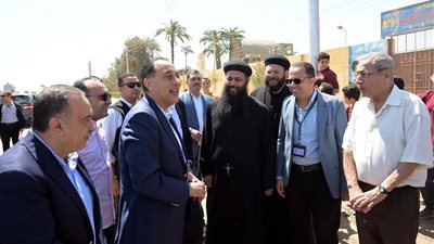 مدبولي يتوقف بالركاب لإلقاء التحية لمعلمي وطلاب مدرسة 